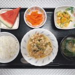 きょうのお昼ごはんは、豆腐ともやしのﾁｬﾝﾌﾟﾙｰ・かぼちゃｻﾗﾀﾞ・人参の粒ﾏｽﾀｰﾄﾞ・みそ汁・果物でした。