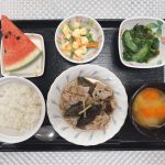 きょうのお昼ごはんは、なすと豚肉の生姜煮・ゆで卵サラダ・もずく和え・みそ汁・くだものでした。