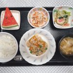 きょうのお昼ごはんは、かぼちゃのそぼろあん・煮浸し・白和え・みそ汁・くだものでした。