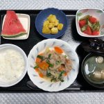 きょうのお昼ごはんは、肉野菜炒め、カレーポテト、さっぱりトマト、みそ汁、くだものでした。