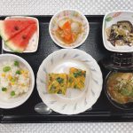 きょうのお昼ごはんは、おこわ・千草焼・薬味和え・煮物・冷汁・くだものでした。