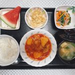 きょうのお昼ごはんは、豚肉とじゃが芋のトマト煮・卵とじ・ナムル・みそ汁・果物でした。