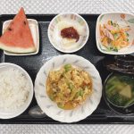 きょうのお昼ごはんは、かにたま・中華サラダ・梅じゃが・みそ汁・くだものでした。