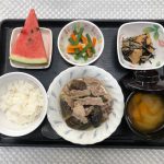 きょうのお昼ごはんは、なすと豚肉の生姜煮・いんげんと人参の天かす和え・炒め煮・みそ汁・くだものでした。