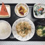 きょうのお昼ごはんは、麻婆豆腐・春雨の酢の物・おさつの甘露煮・みそ汁・くだものでした。