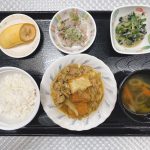 きょうのお昼ごはんは、厚揚げの和風カレー煮・焼きのり和え・ゆかり大根・みそ汁・くだものでした。