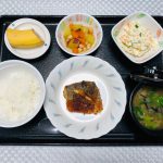 8月28日、きょうのお昼ごはんは、鯖の玉ねぎ風味焼き・おからサラダ・煮物・みそ汁・くだものでした。