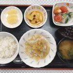 きょうのお昼ごはんは、蒸し鶏の油淋鶏風・トマトのサラダ・おさつのオレンジ煮・みそ汁・くだものでした。