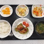 きょうのお昼ごはんは、ピーマンの肉詰め・野菜炒め・ヨーグルト和え・みそ汁・くだものでした。