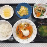 きょうのお昼ごはんは、卵とじの野菜あんかけ・煮物・ハムとキャベツのカレー和え・みそ汁・くだものでした。