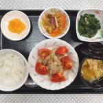 きょうのお昼ごはんは、豚肉とトマトのねぎ塩和え・甘辛煮・和え物・みそ汁・くだものでした。