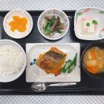 きょうのお昼ごはんは、鰆の黄身焼き・蒸しナスの薬味和え・あんかけ奴・みそ汁・くだものでした。