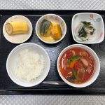 きょうのお昼ごはんは、ウインナーと野菜のトマトスープ煮・大根サラダ・ミルク煮・みそ汁・くだものでした。