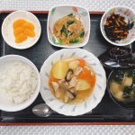 きょうのお昼ごはんは、吉野煮・ひじきと人参のサラダ・お浸し・みそ汁・くだものでした。