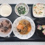 きょうのお昼ごはんは、敬老お祝いお赤飯　蒸し鮭のきのこｿｰｽ　おからｻﾗﾀﾞ　天かす和え　お吸い物　果物でした。