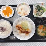 きょうのお昼ごはんは、枝豆とかぼちゃのコロッケ・そぼろ煮・りんごと大根のサラダ・たっぷり野菜の汁物・くだものでした。