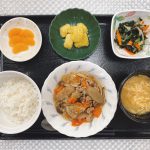 きょうのお昼ごはんは、根菜のそぼろ煮・わかめの和え物・カレーポテト・みそ汁・くだものでした。