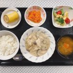 きょうのお昼ごはんは、鶏肉ときのこのクリーム煮・サラダ・人参の粒マスタード・みそ汁・くだものでした。