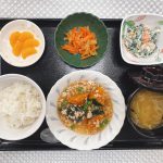 きのうのお昼ごはんは、かぼちゃのそぼろあん・おさつサラダ・白和え・みそ汁・くだものでした。