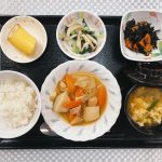 きのうのお昼ごはんは、鶏肉と根菜のみそ煮込み・ひじき炒め・からし和え・みそ汁・くだものでした。