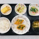 きょうのお昼ごはんは、千草焼・和え物・ブロッコリーのかにかまあん・みそ汁・くだものでした。