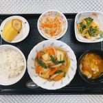 きょうのお昼ごはんは、あんかけ厚揚げ・和え物・ブロッコリーの卵炒め・豚汁・くだものでした。