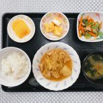 きょうのお昼ごはんは、鶏肉とじゃが芋の味噌煮込み、梅おかか和え、はんぺんのピタカ、みそ汁、くだものでした。