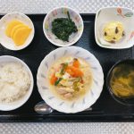 10月26日のお昼ごはんは、豆乳煮・おさつサラダ・ごま和え・みそ汁・果物でした。