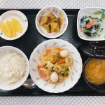 きょうのお昼ごはんは、八宝菜・春雨の酢の物・さつま芋煮・みそ汁・果物でした。