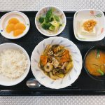 きょうのお昼ごはんは、豚肉と切り昆布の炒め煮・生姜和え・煮奴・みそ汁・くだものでした。