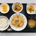 きょうのお昼ごはんは、肉団子と白菜の旨煮・昆布かぼちゃ・からし酢味噌和え・みそ汁・くだものでした。