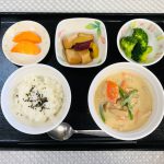 １１月13日土曜日のお昼ごはんは、鶏肉と根菜の酒粕煮・花野菜の生姜和え・含め煮・みそ汁・くだものでした。