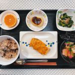 きょうのお昼ごはんは、七五三お祝いお赤飯・酒のもみじ焼き・黄菊の和え物・ふろふき大根・お吸い物・くだものでした。