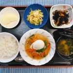 11月17日（水）きょうのお昼ごはんは、落とし卵の野菜あんかけ・ハムと白菜のカレー風味・磯煮・みそ汁・果物でした。