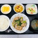 11月18日（木）きょうのお昼ごはんは、肉団子としいたけのオイスターソース煮・りんごと白菜のサラダ・さつまいものオレンジ煮・みそ汁・くだものでした。