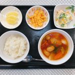 11月24日（水）ウインナーと野菜のトマトフープ煮・ポテトサラダ・炒り卵・みそ汁・果物でした。