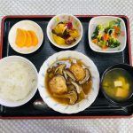 11月30日火曜日　きょうのおひるごはんは、きのこの和風煮込みハンバーグ・和え物・さつまいものオレンジ煮・みそ汁・くだものでした。