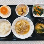 12月2日木曜日　豚肉と白菜のごま煮・三色ナムル・煮物・みそ汁・くだものでした。