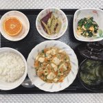 12月14日　火曜日　きょうのお昼ごはんは、麻婆豆腐　炒り卵とほうれん草の和え物　大学芋煮　みそ汁　果物でした