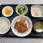 12月18日土曜日　きょうのお昼ごはんは、鶏肉のトマト煮・大根サラダ・花野菜・みそ汁・くだものでした。