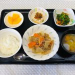 12月28日火曜日　きょうのお昼ごはんは、根菜のそぼろ煮・旨味和え・煮奴・味噌汁・くだものでした。