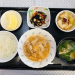 １月５日水曜日　きょうのお昼ごはんは、豚肉と大根の甘みそ煮・ひじきと人参のサラダ・含め煮・みそ汁・くだものでした。