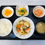 １月８日土曜日　きょうのお昼ごはんは、あんかけ厚揚げ・ほうれん草の卵炒め・ナムル・豚汁・くだものでした。