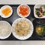 1月14日金曜日　きょうのお昼ごはんは、鶏肉と白菜のクリーム煮・カラフルサラダ・人参しりしり・みそ汁・くだものでした。