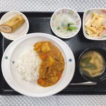 1月25日火曜日　きょうのお昼ごはんは、カレーライス・ゆで卵サラダ・浅漬け・みそ汁・くだものでした。