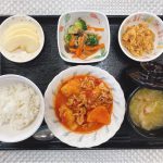 ２月２日水曜日　きょうのお昼ごはんは、豚肉とじゃが芋のトマト煮・きのこ和え・玉ねぎの卵とじ・みそ汁・くだものでした。