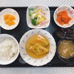 2月16日水曜日　きょうのお昼ごはんは、ねぎ卵焼きの甘酢あんかけ・中華和え・じゃこ人参・みそ汁・くだものでした。