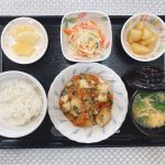 2月17日木曜日　きょうのお昼ごはんは、家常豆腐・春雨サラダ・じゃが煮・みそ汁・果物でした。