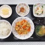 2月22日火曜日　きょうのお昼ごはんは、豚肉と人参の卵とじ・おろし和え・里芋の味噌だれ・みそ汁・くだものでした。