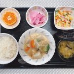 2月24日木曜日　きょうのお昼ごはんは、鶏肉と里芋のシチュー・マカロニサラダ・しば漬け大根・みそ汁・果物でした。